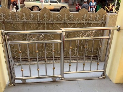 ราวบันไดสแตนเลส หน้าบ้าน - รับติดตั้งรางน้ำฝนสแตนเลส - เอ็นเคเคสแตนเลส